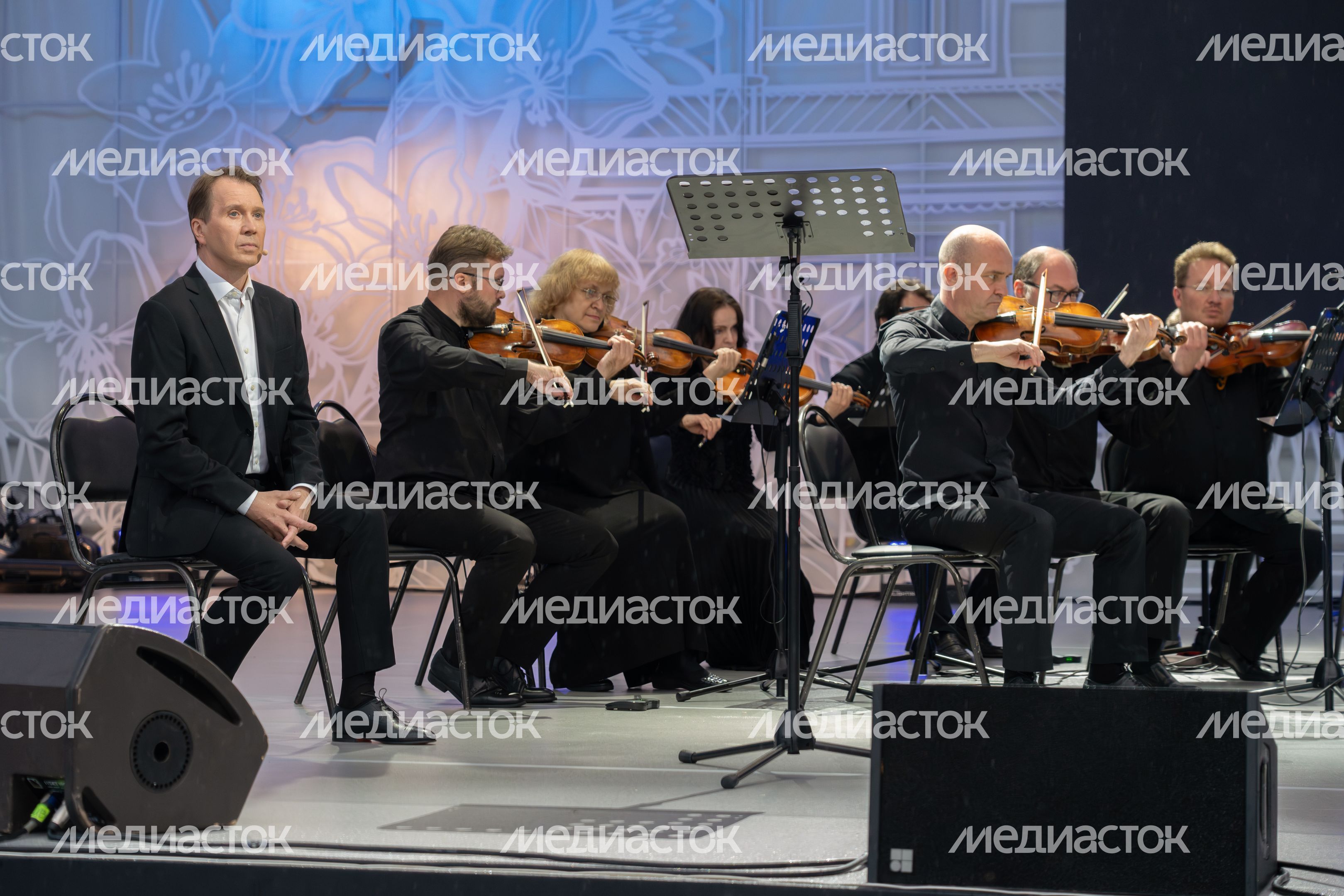 Актер Евгений Миронов в спектакле-концерте «Бедные люди» на Международном фестивале искусств П.И. Чайковского в Клину Актер Евгений Миронов в спектакле-концерте «Бедные люди» на Международном фестивале искусств П.И. Чайковского в Клину