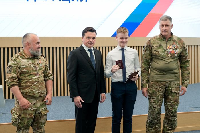 Андрей Воробьев вручил первые паспорта гражданина РФ юным жителям Подмосковья