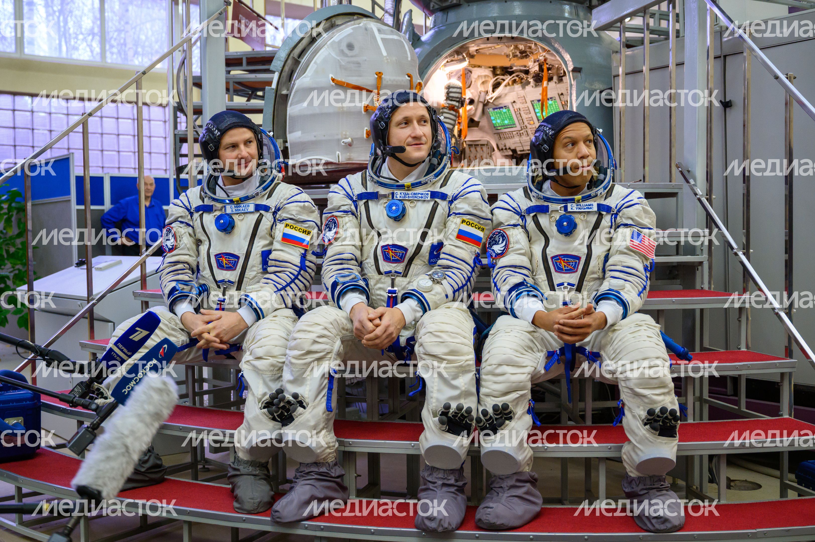 Космонавты основного экипажа МКС-74 Сергей Микаев, Сергей Кудь-Сверчков, Кристофер Уилльямс в Звездном городке