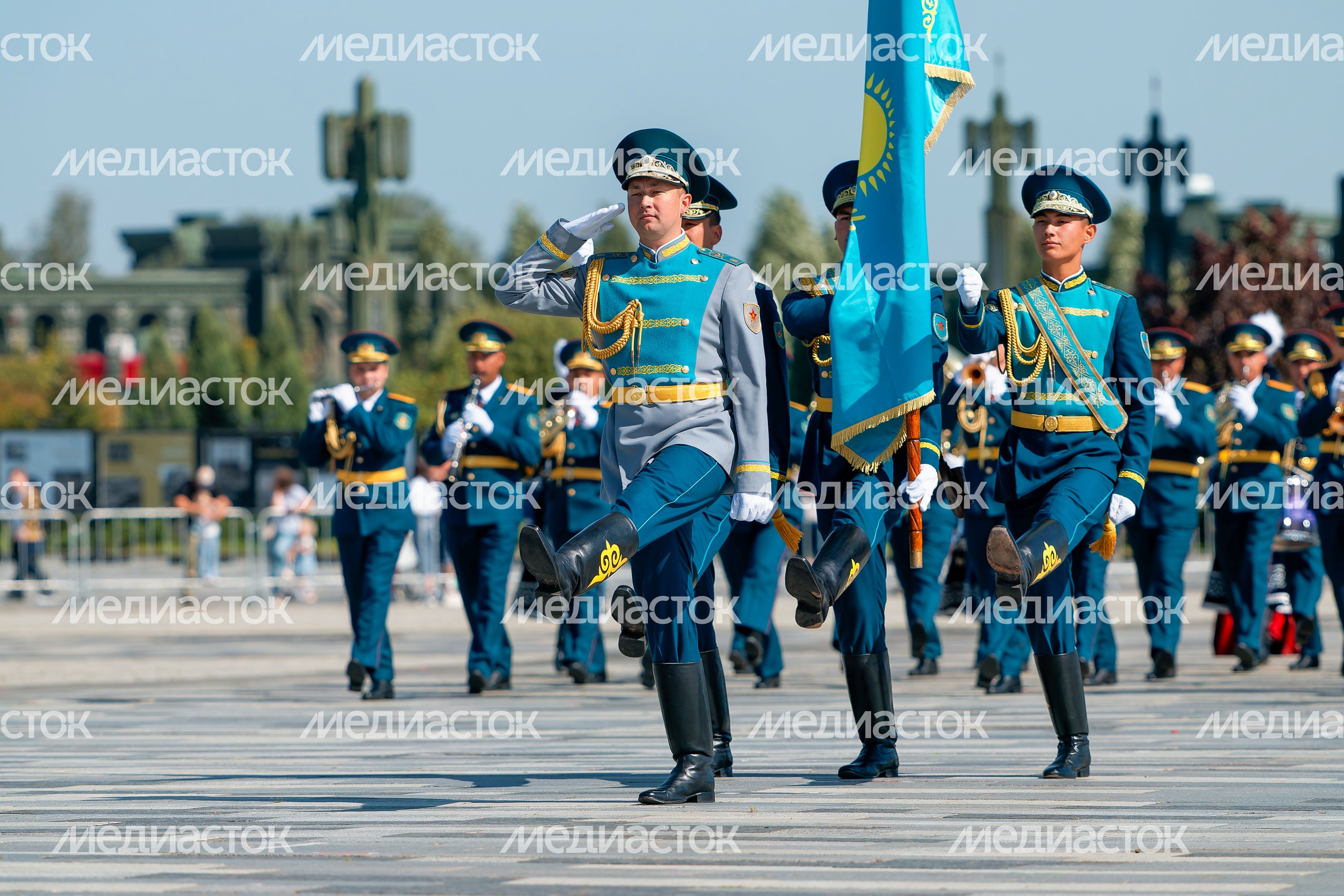 Военный оркестр силовых ведомств Казахстана на военно-музыкальном фестивале «Спасская башня» у Главного храма ВС РФ