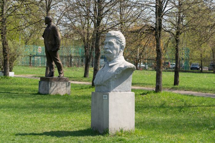 Бюсты Ленина и других коммунистов 