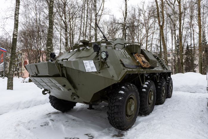 Военная техника у мемориала «Афганская война и СВО» в Бронницах