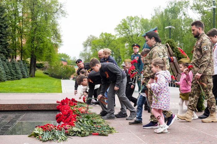 Участники специальной военной операции с детьми возложили цветы к Могиле Неизвестного Солдата