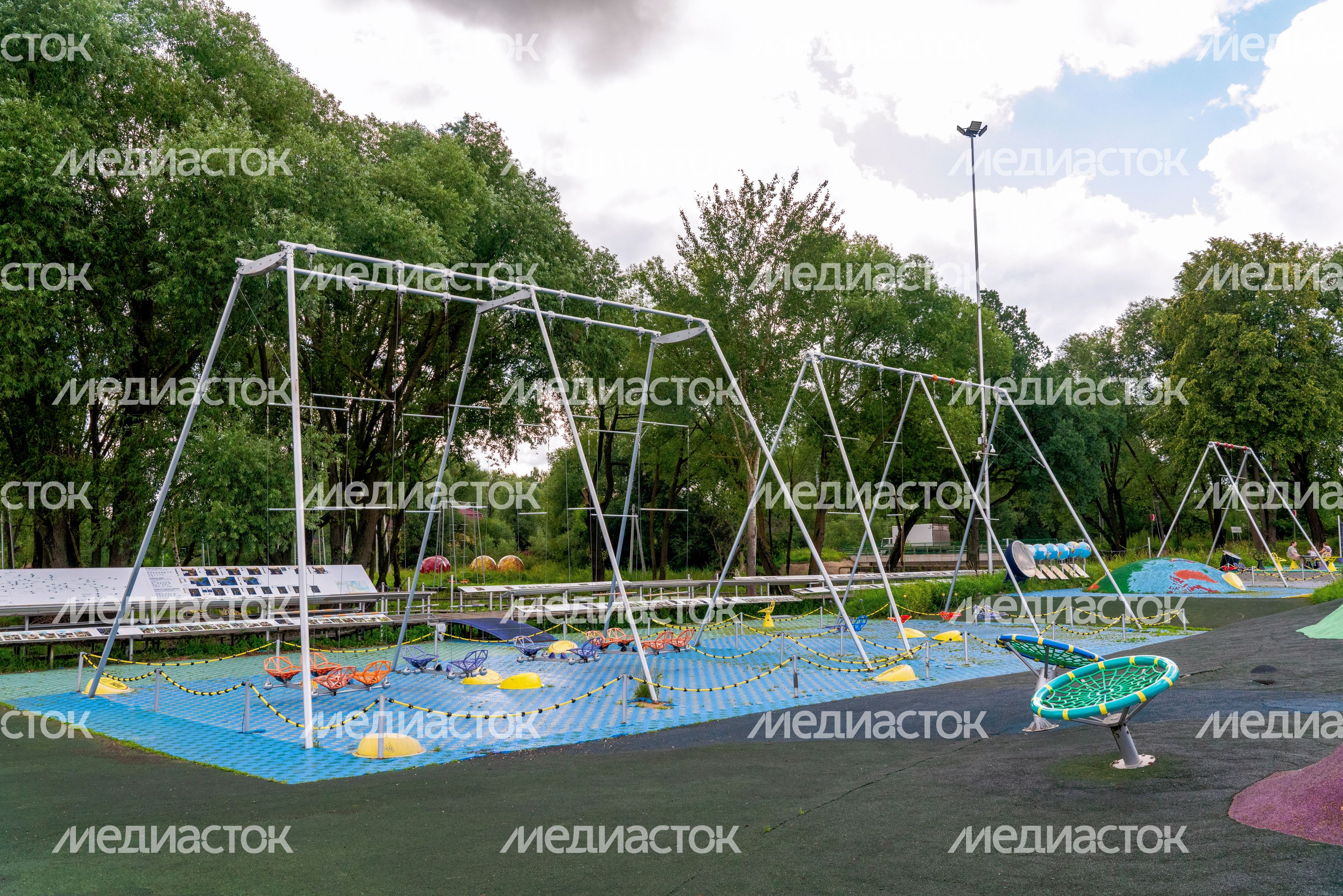 Качели в парке «Леко» в селе Синьково Дмитровского округа
