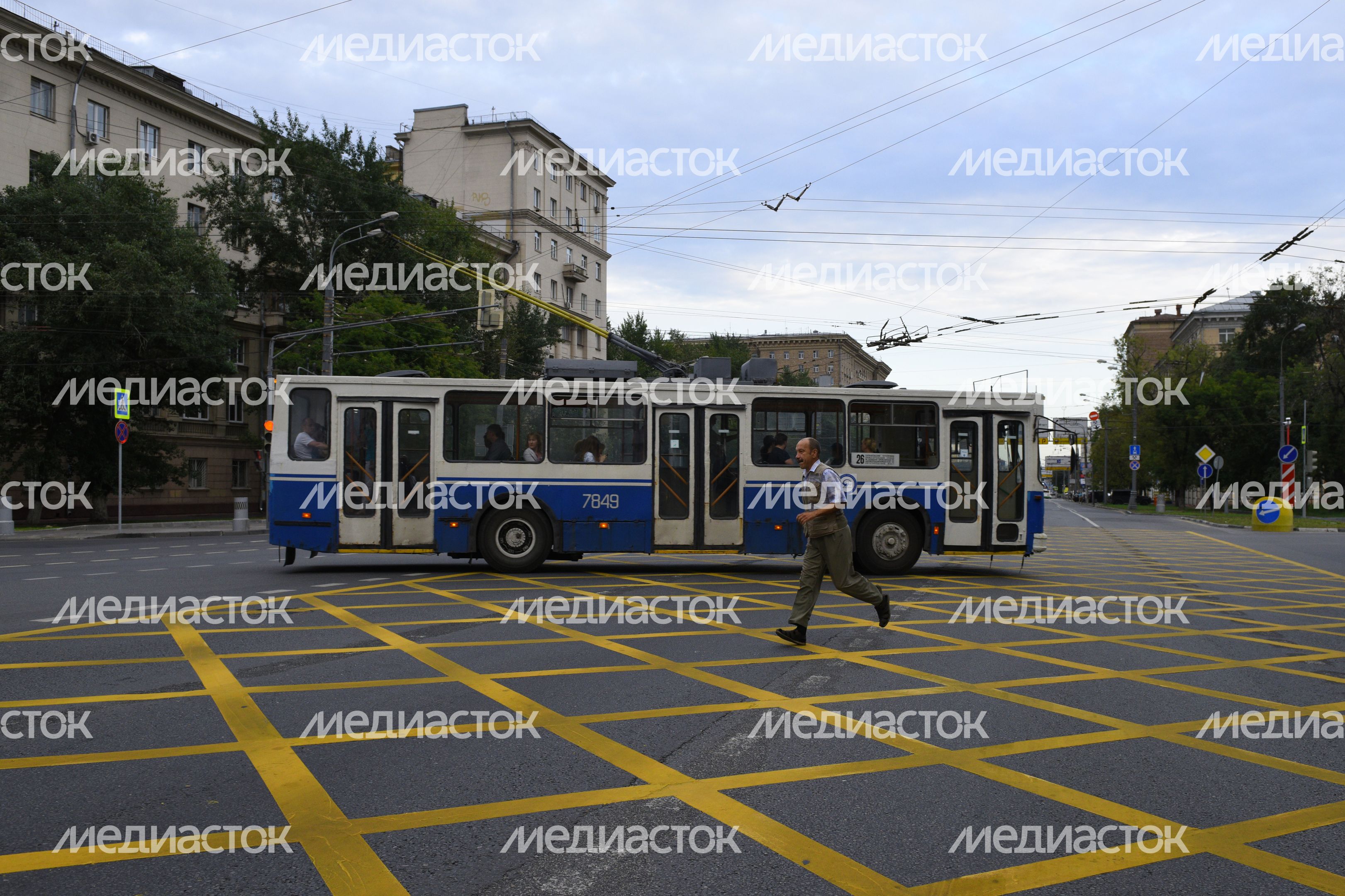 Дорожная разметка «вафельница» в Москве