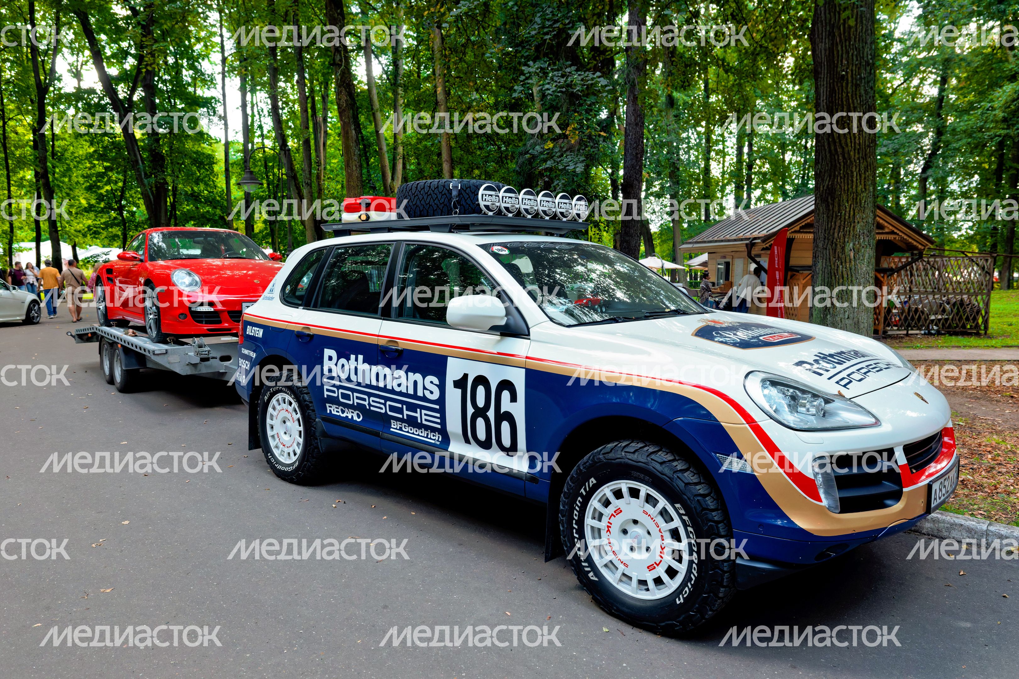 Ретроавтомобили и суперкары на автофестивале «Автовыходные в Архангельском» в округе Красногорск