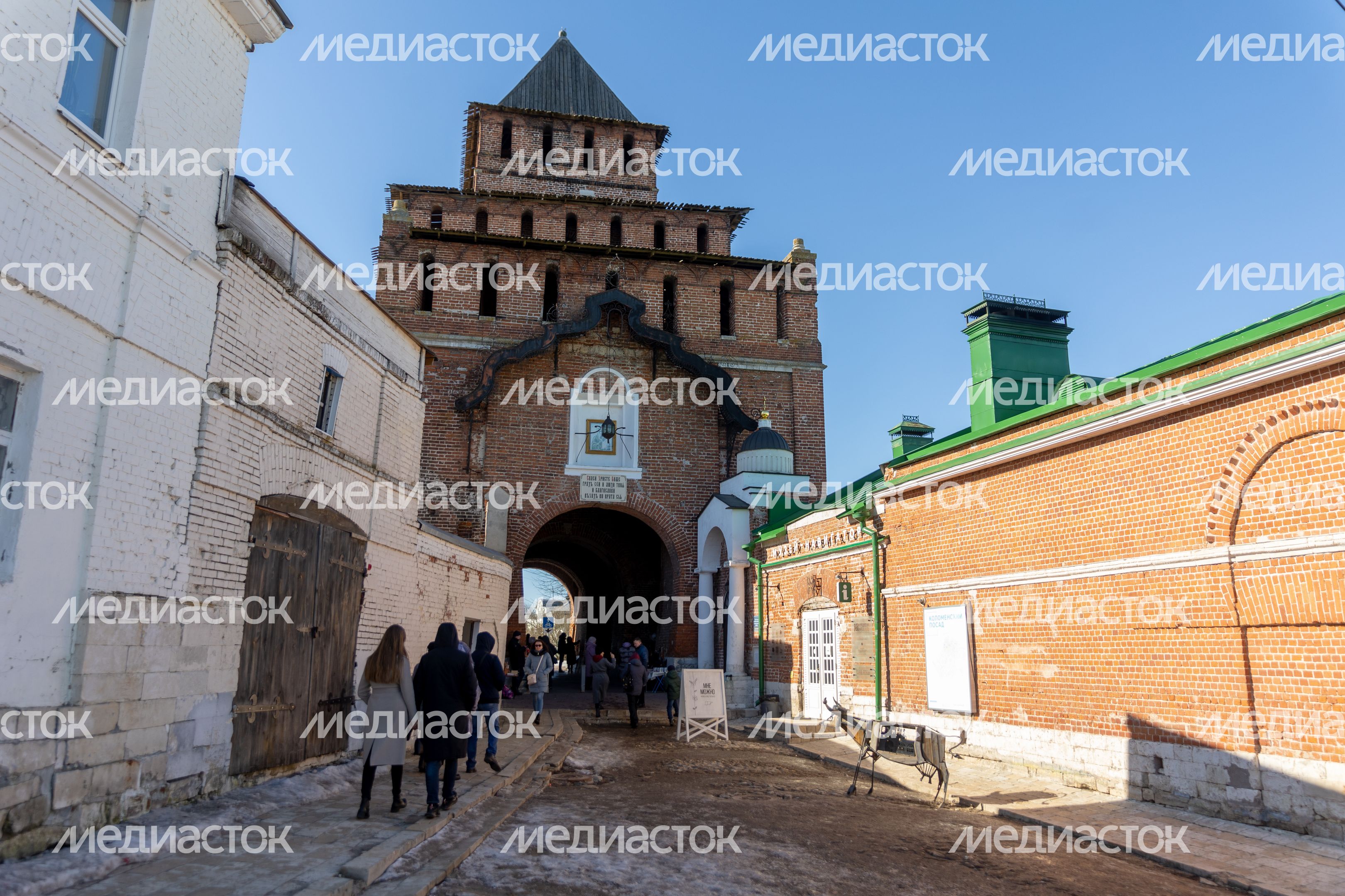 Коломенский кремль. Соборная площадь и Пятницкие ворота