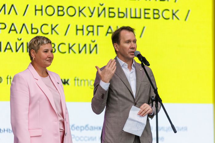 Глава Сергиево-Посадского округа Оксана Ероханова и актер Евгений Миронов на открытии Фестиваля театров малых городов