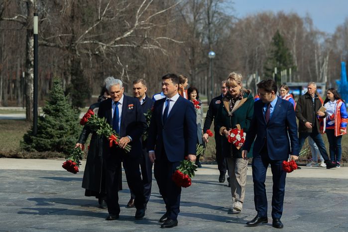 Посещение губернатором космонавта первого отряда