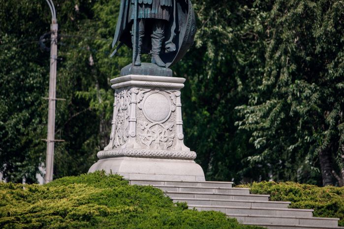 Дмитров. Памятник Дмитрию Солунскому