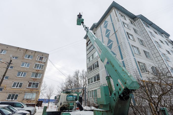 Очистка крыши многоквартирного дома на улице Чайковского в Лобне от сосулек