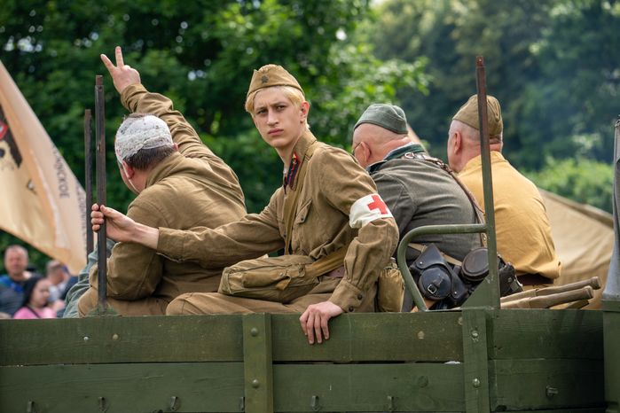 Реконструкция боя на военно-историческом фестивале «Ополчение. По зову сердца» в музее-заповеднике «Горки Ленинские»