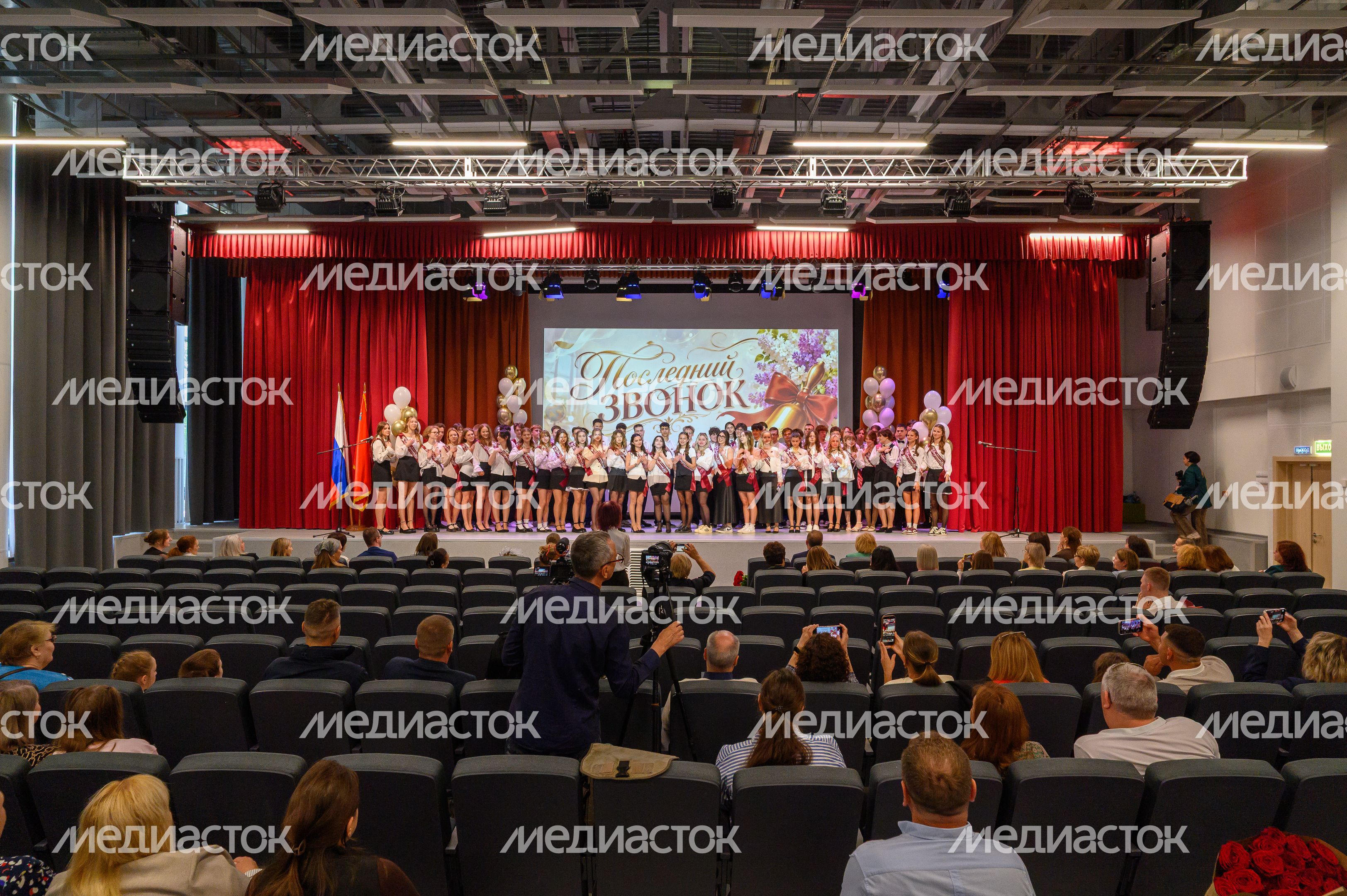 Последний звонок в гимназии №41 - корпусе «Феникс» в ЖК «Жулебино парк» города Люберцы
