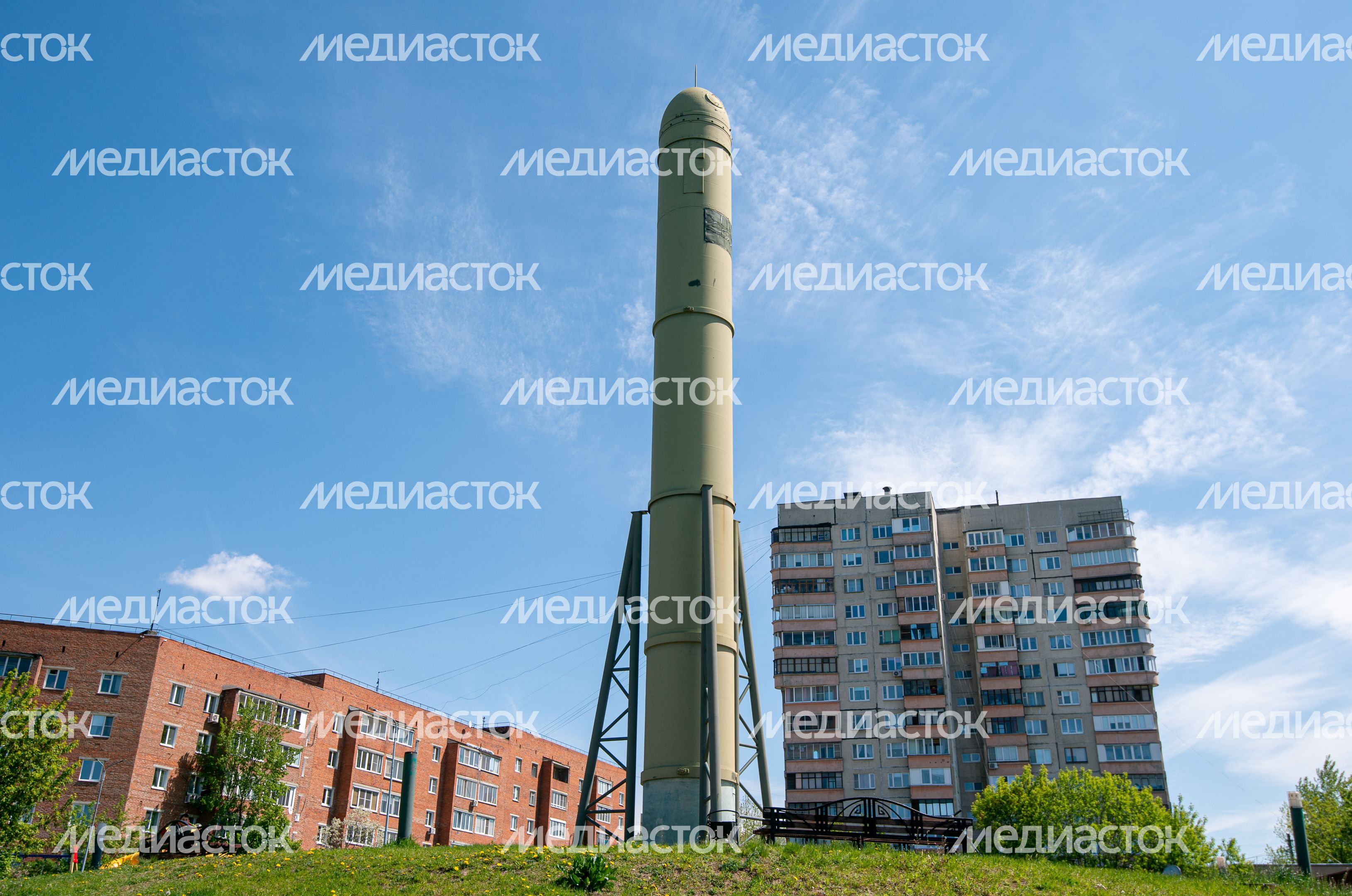 Летние виды памятника «Создателям ракетного щита России»