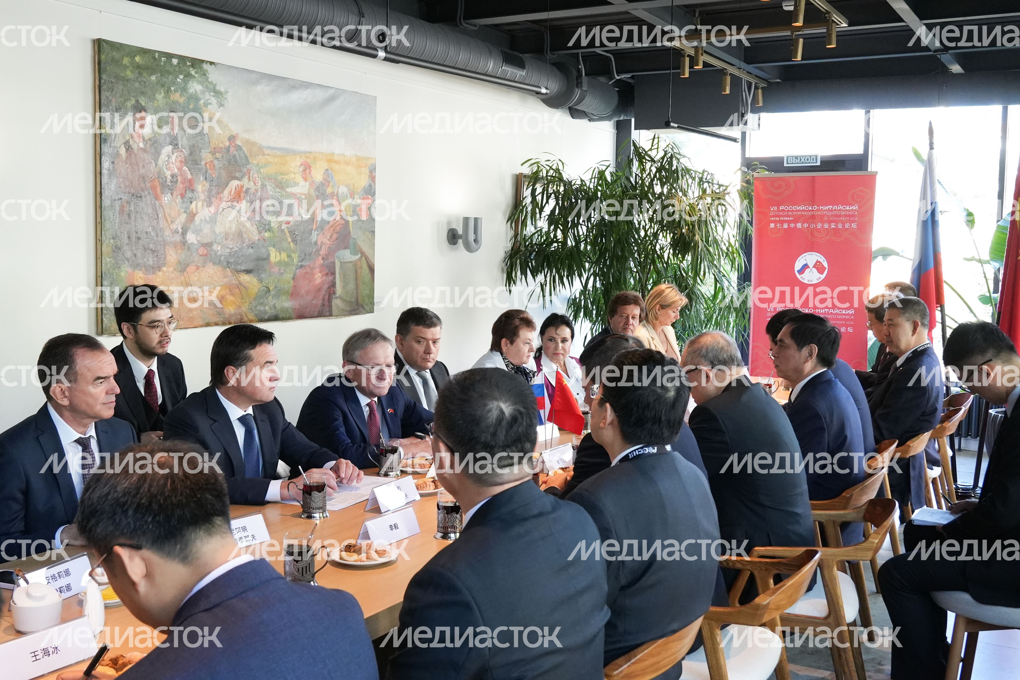 Губернатор Андрей Воробьев и предприниматель Борис Титов на встрече с делегацией из Китая Губернатор Андрей Воробьев и предприниматель Борис Титов на встрече с делегацией из Китая