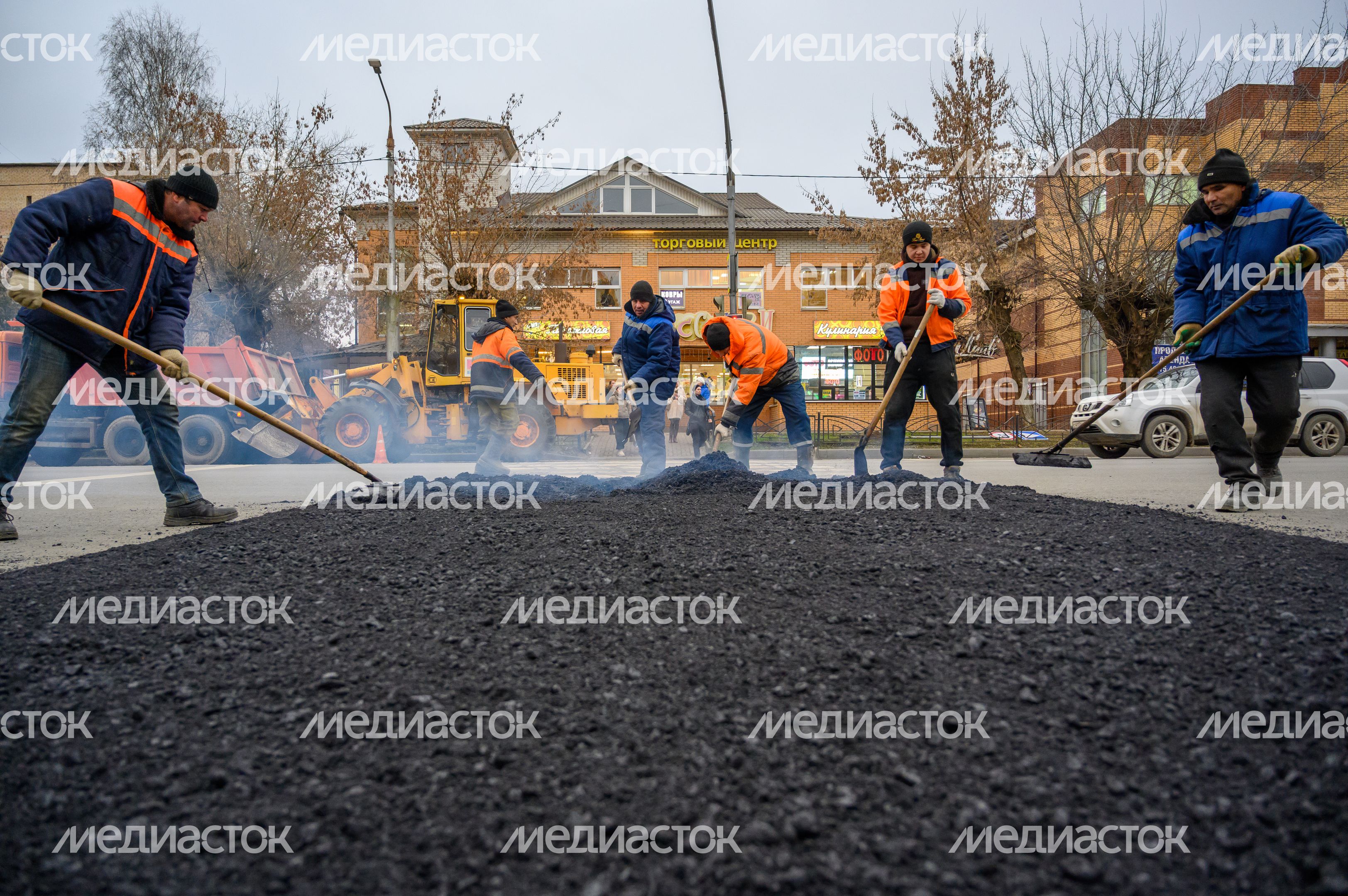Рабочие Мособлводоканала укладывают асфальт в Орехово-Зуево после ремонта водопровода Рабочие Мособлводоканала укладывают асфальт в Орехово-Зуево после ремонта водопровода