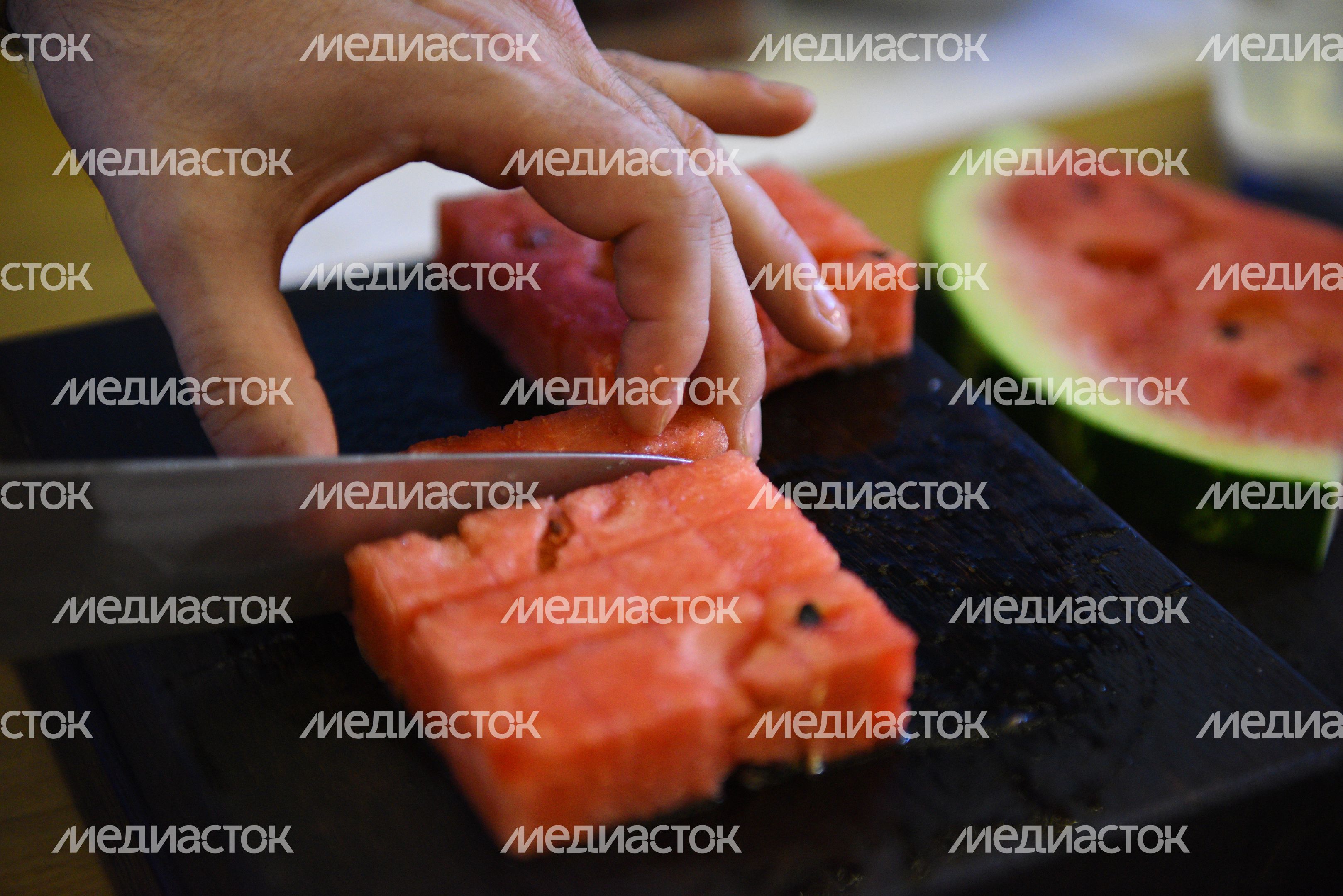 Приготовление закуски из арбуза с сыром фета