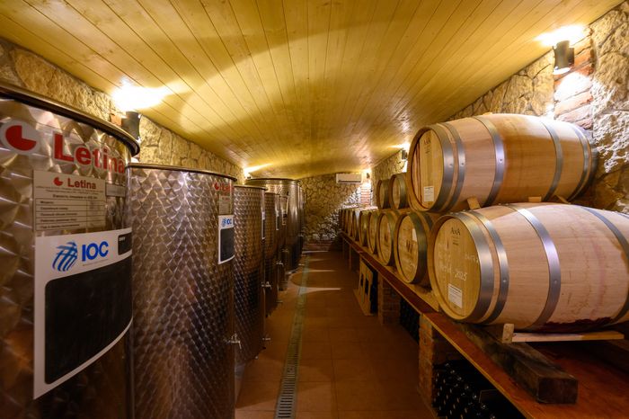 Дубовые бочки для выдержки вина на винодельне Nordwine в деревне Дергаево Раменского круга