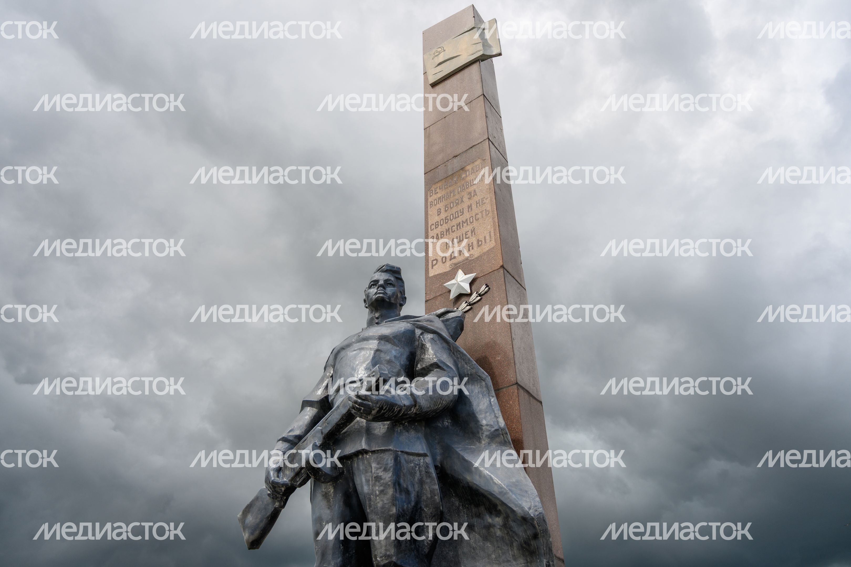 Памятник воинам, погибшим в Великую Отечественную войну, на площади Революции в Зарайске Памятник воинам, погибшим в Великую Отечественную войну, на площади Революции в Зарайске