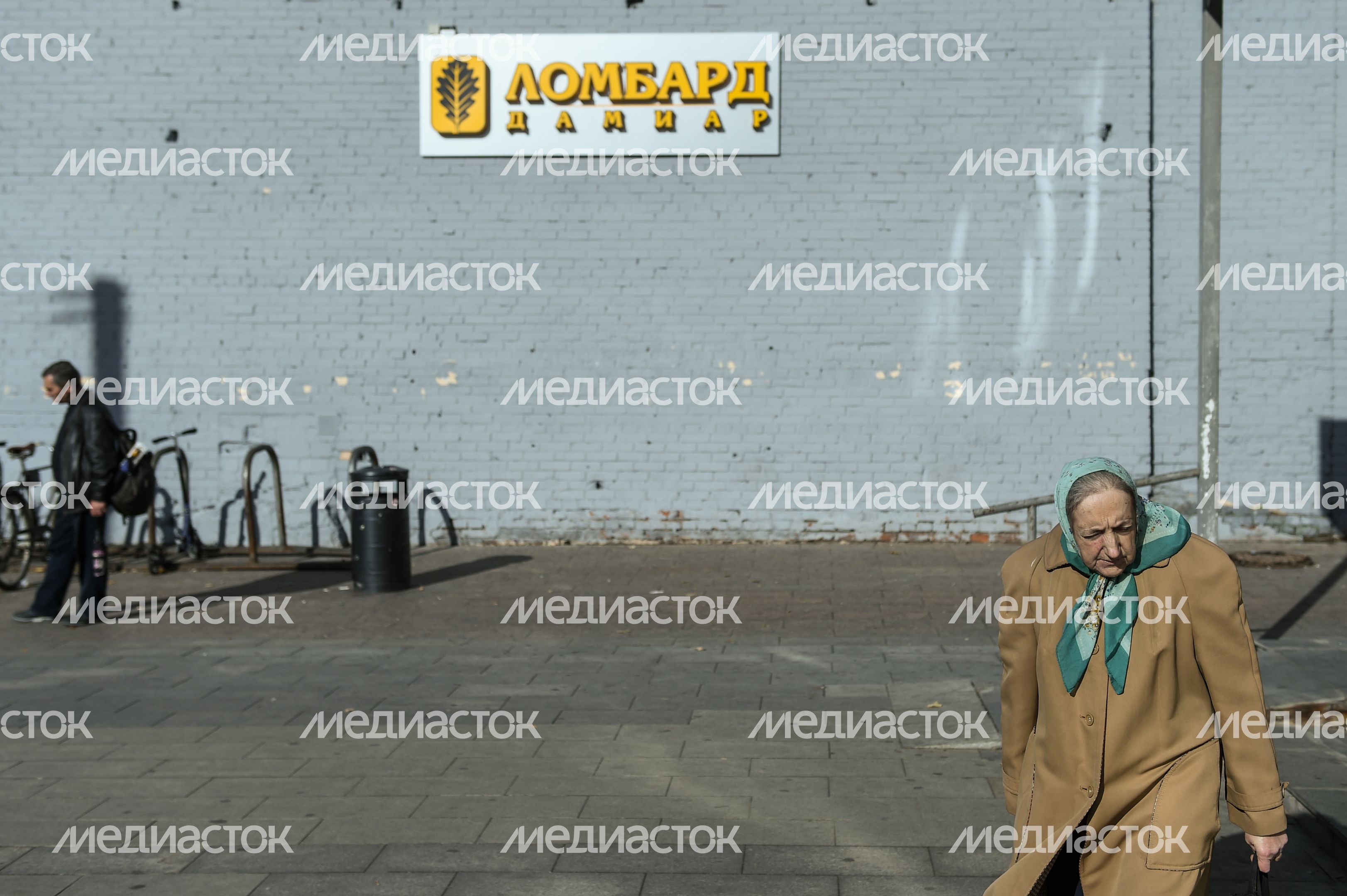 Пенсионеры на улицах Москвы