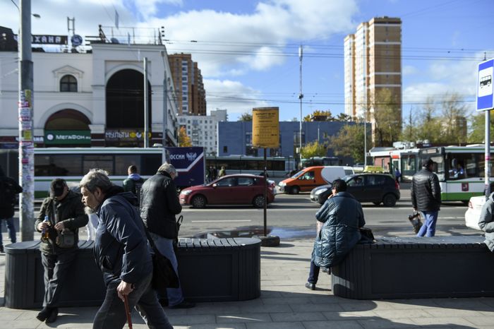 Пенсионеры на улицах Москвы