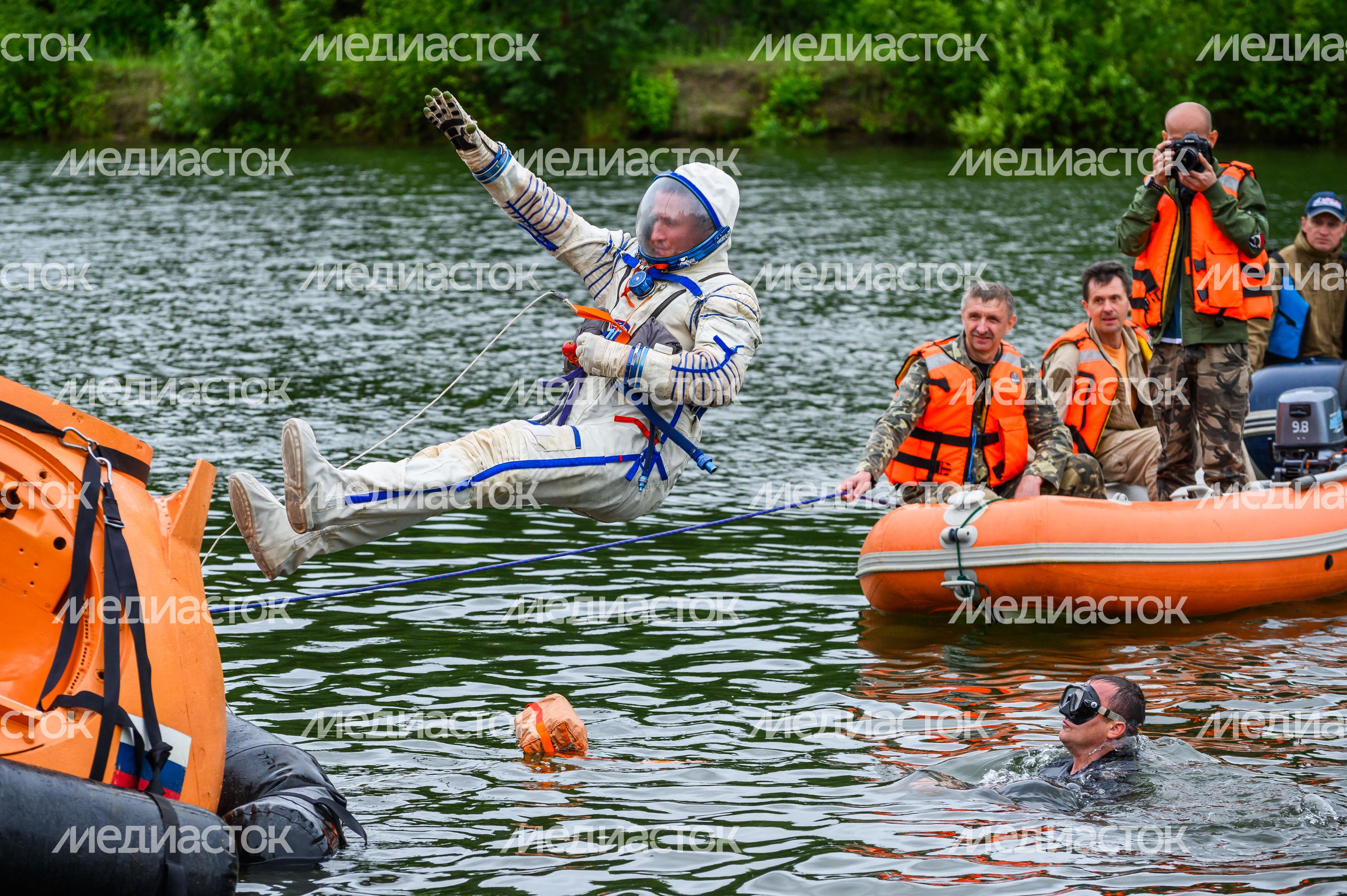 Тренировка космонавтов по действиям после посадки на воду в Ногинске