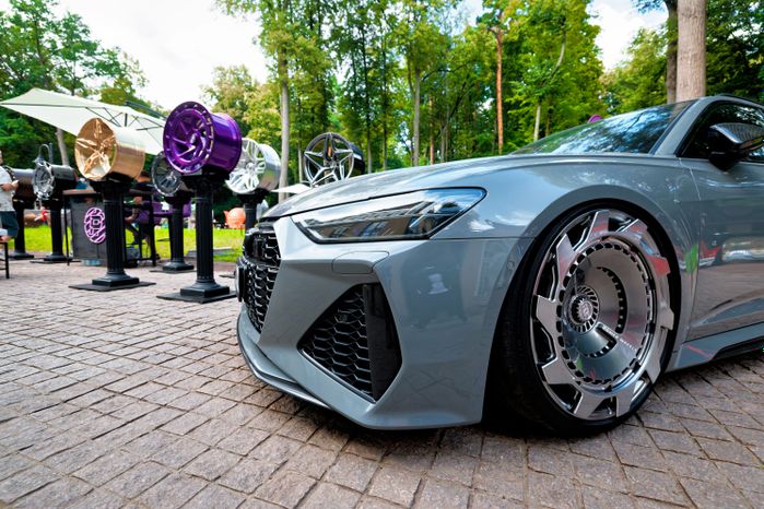 Ретроавтомобили и суперкары на автофестивале «Автовыходные в Архангельском» в округе Красногорск