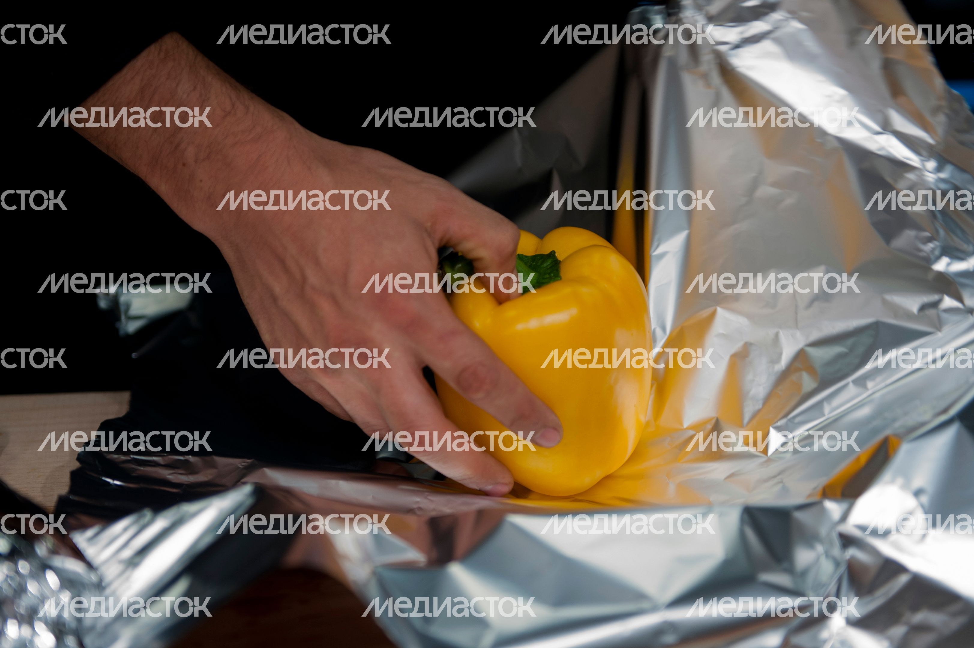 Приготовление салата с кальмарами и овощами на гриле