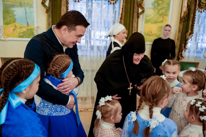Андрей Воробьев поздравил с Новым годом воспитанниц детского приюта при Покровском монастыре