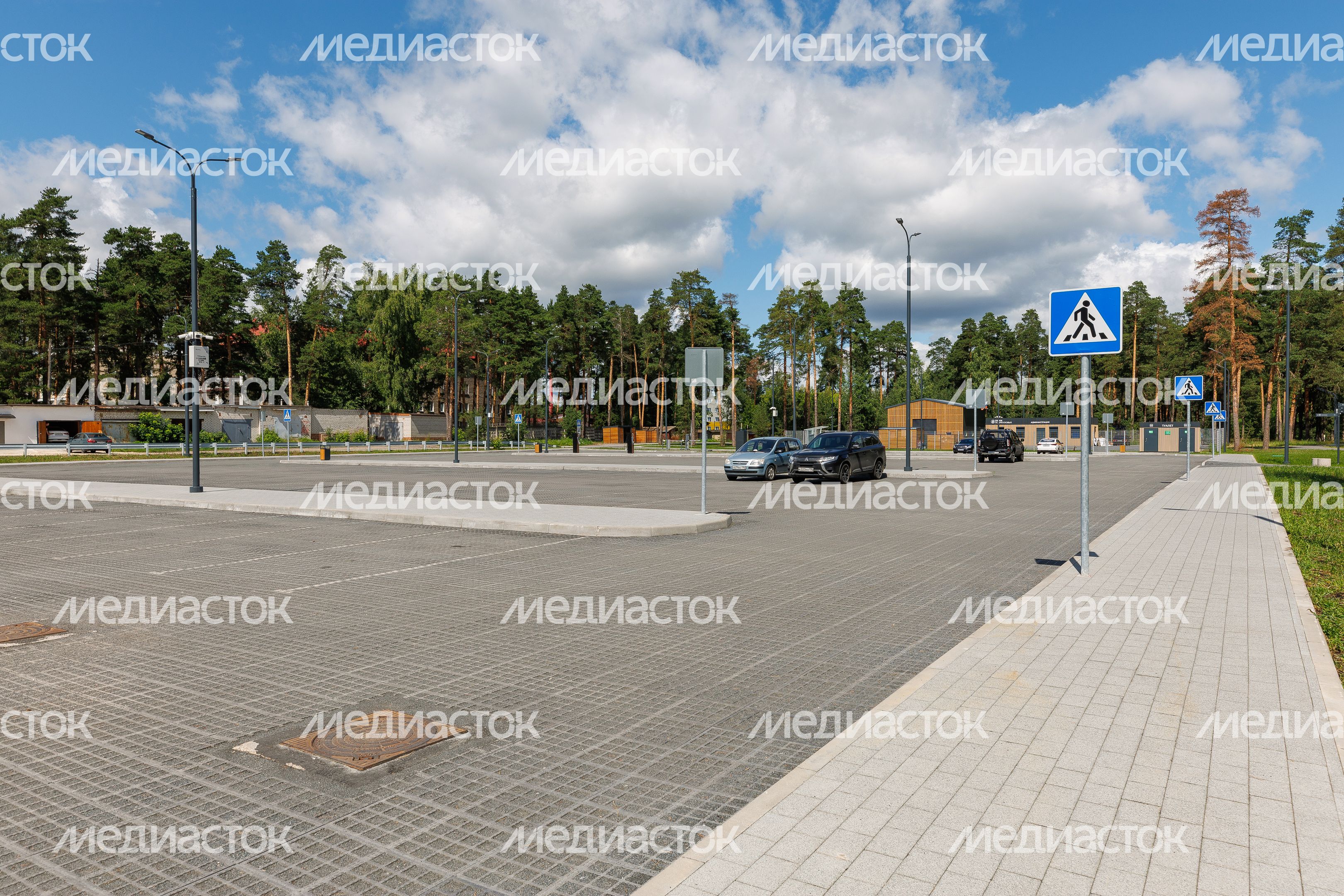 Парковка у лесопарка «Стрелки» в Орехово-Зуево летом