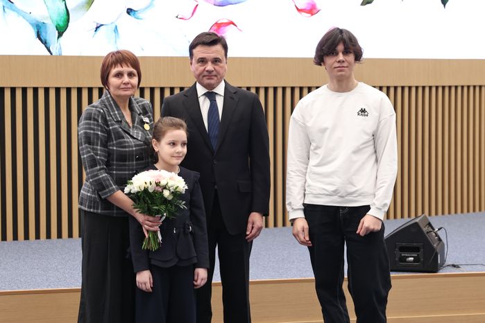 Андрей Воробьев поздравил женщин Подмосковья с Днем матери