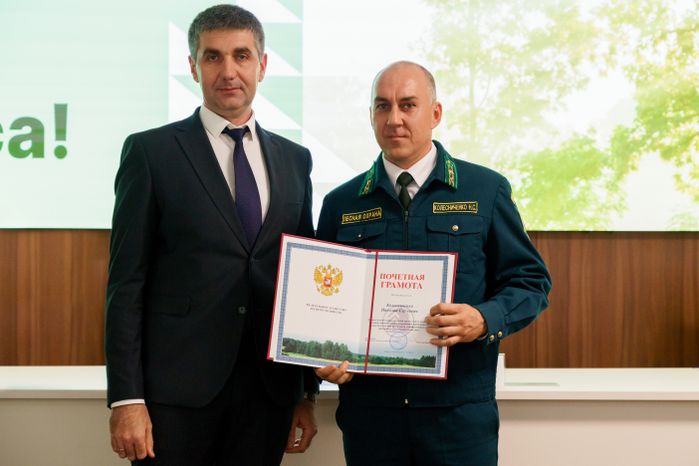 Алексей Ларькин наградил Колесниченко Николая Почетной грамотой