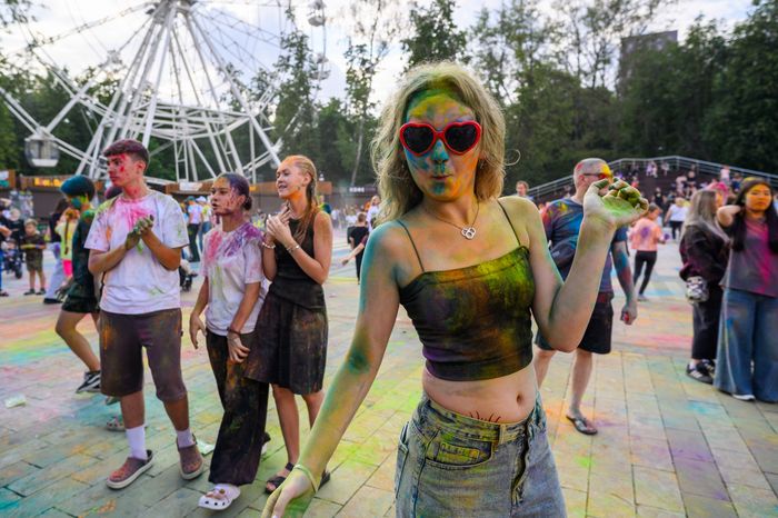 Фестиваль красок Holi Dance в Наташинском парке в Люберцах