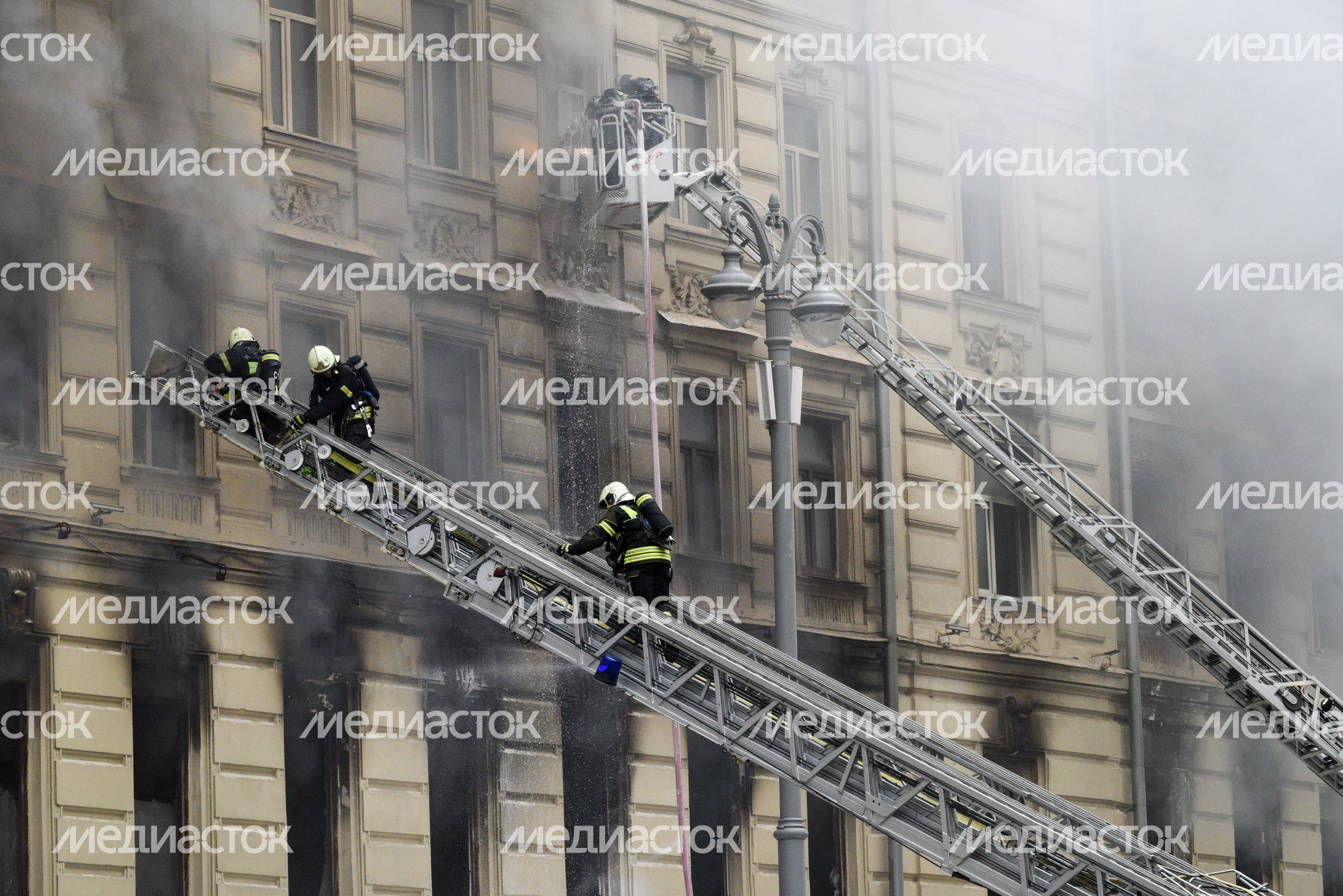 Пожар в реставрируемом здании на Тверской улице в Москве
