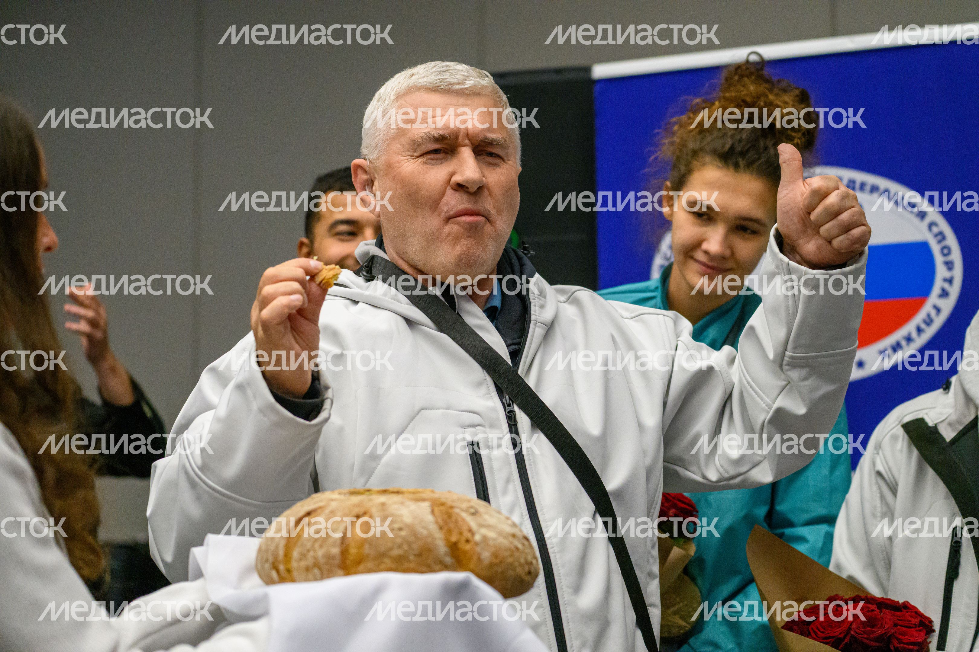 Хлебом-солью встречали российскую делегацию в Шереметьево, вернувшуюся с XXV Летних Сурдлимпийских игр в Токио Хлебом-солью встречали российскую делегацию в Шереметьево, вернувшуюся с XXV Летних Сурдлимпийских игр в Токио