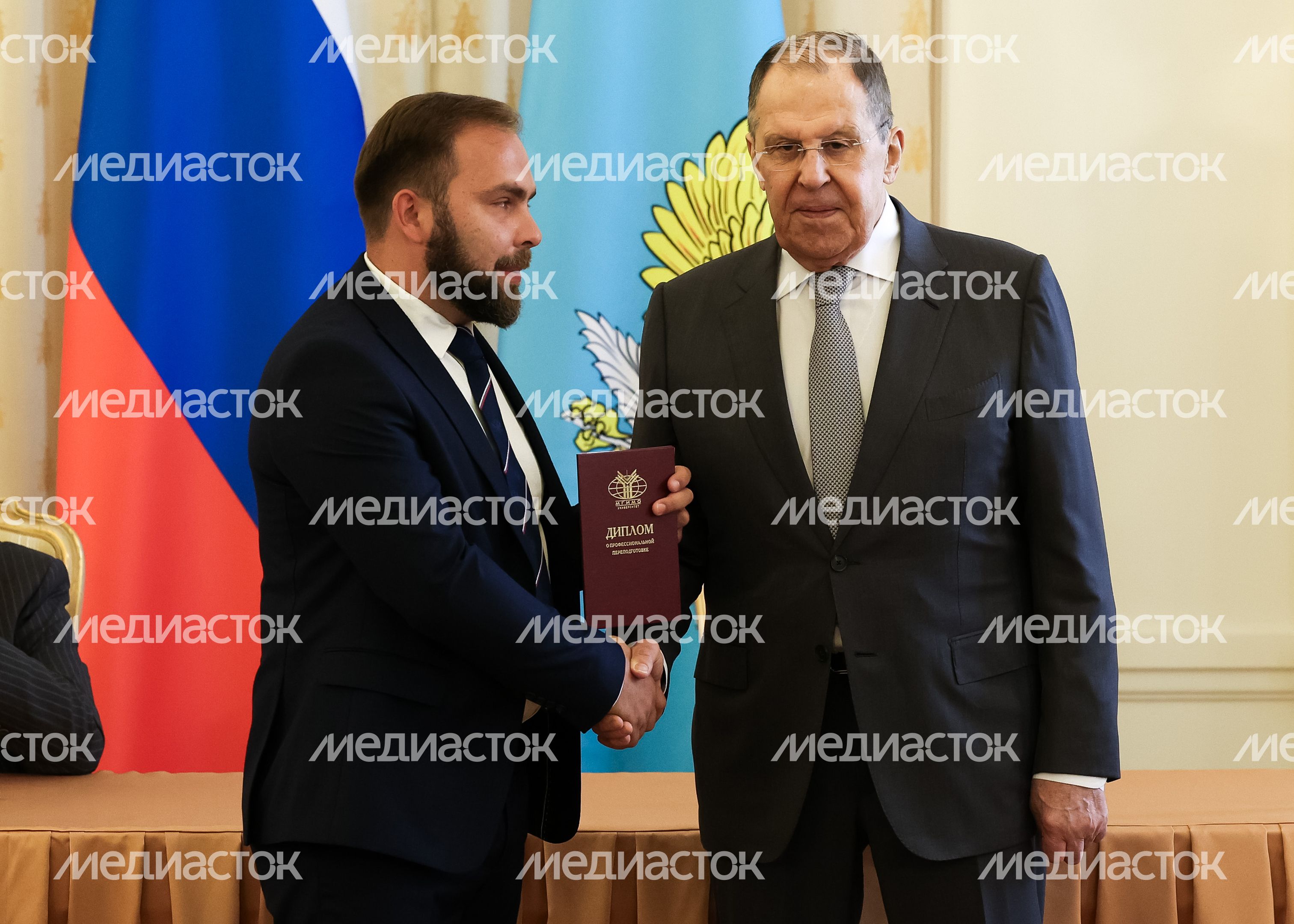 Сергей Лавров и Иван Корохов на церемонии вручения дипломов ветеранам СВО Сергей Лавров и Иван Корохов на церемонии вручения дипломов ветеранам СВО