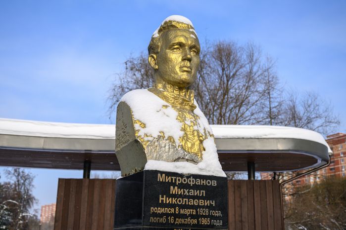 Бюст Михаила Николаевича Митрофанова у входа в Наташинский парк в Люберцах