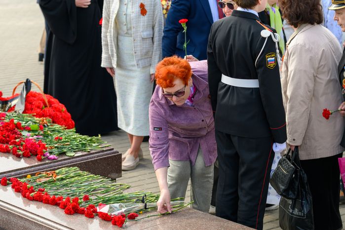 Возложение цветов к мемориалу в Дмитровском округе в преддверие Дня Победы
