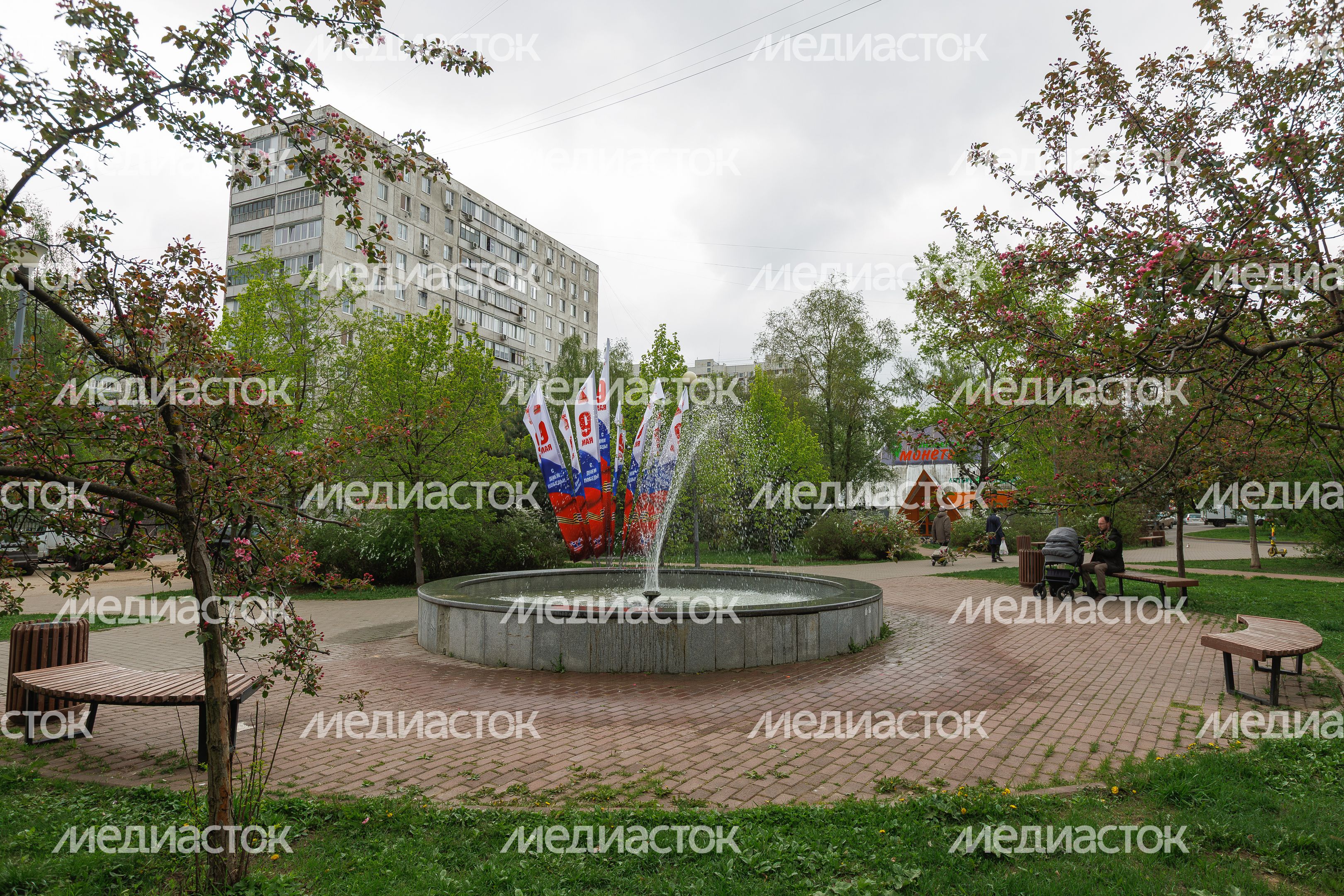 Весенние виды города Химки. Празднично украшенный город ко Дню Победы Весенние виды города Химки. Празднично украшенный город ко Дню Победы