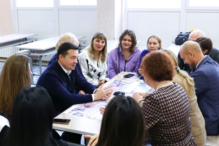 Губернатор Московской области пообщался с родителями учащихся гимназии №5 в Дзержинском
