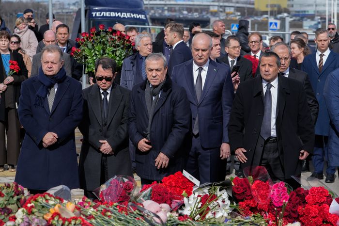 Главы и сотрудники дипмиссий возложили цветы к мемориалу у «Крокус Сити Холла»