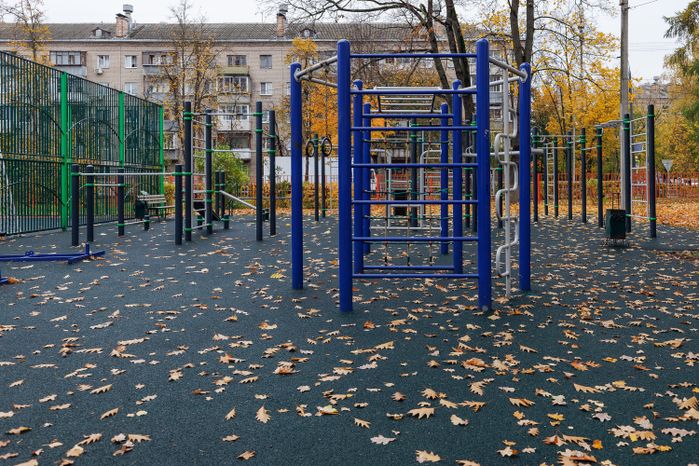 Спортивная площадка средней школы №13 в Королеве после капитального ремонта