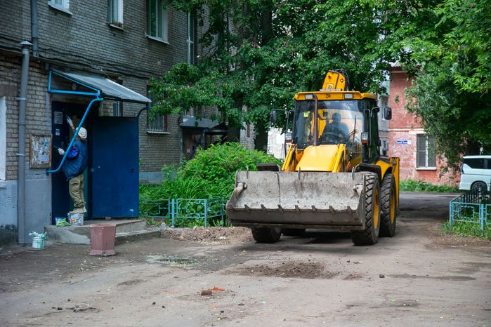 Всеволод Волосевич оценил выполнение работ по благоустройству дворовых территорий и «народных троп»