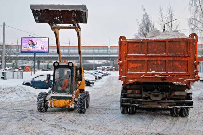Уборка снега спецтехникой в поселке Большие Вяземы Одинцовского округа