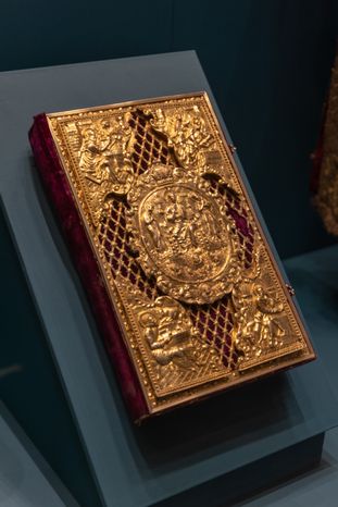 Экспозиция "Реликвии и сокровища Троице-Сергиевой Лавры XVIII-XIX"