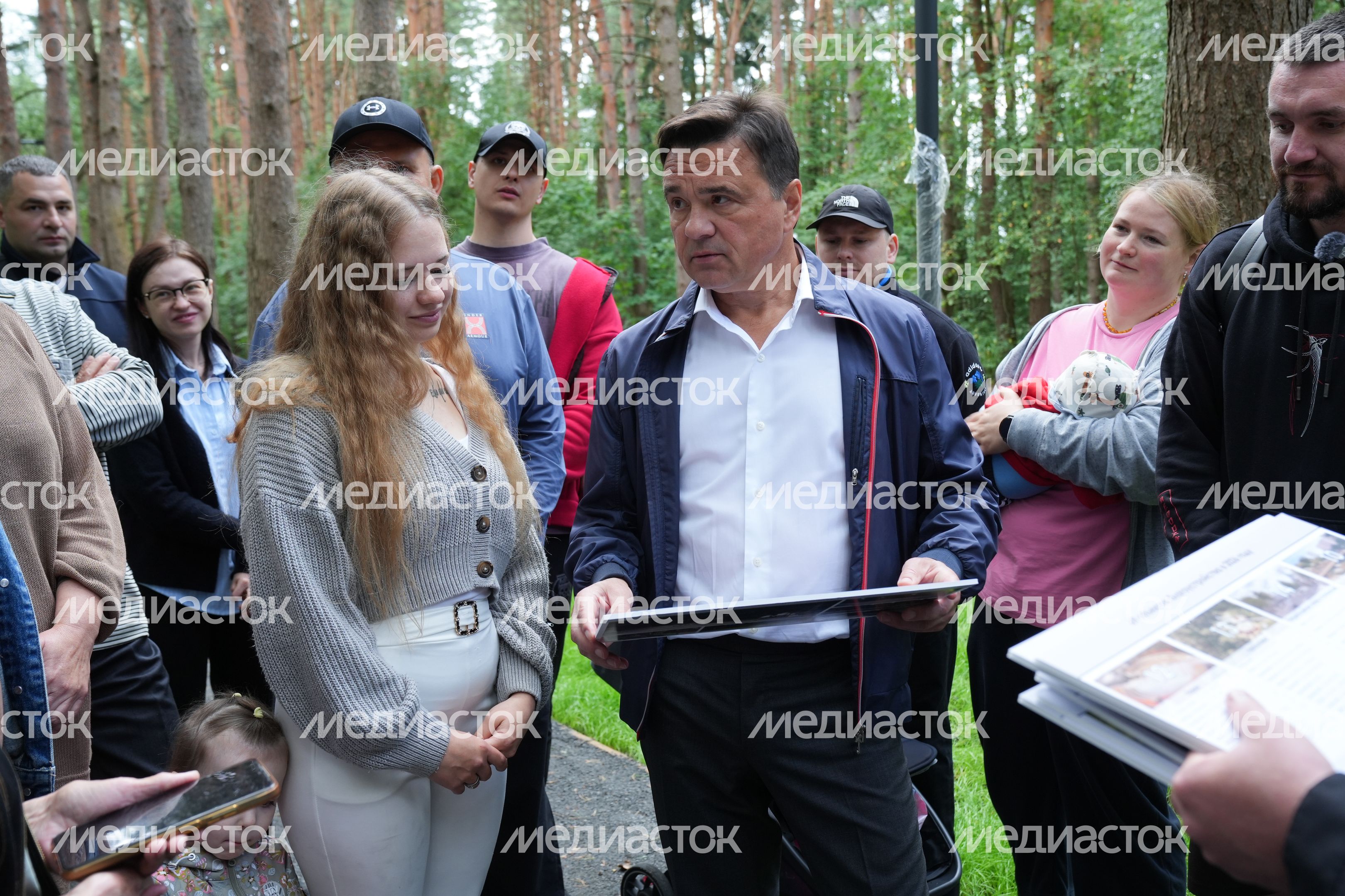 Андрей Воробьев проверил ход благоустройства лесопарка "Массовка" в Дедовске