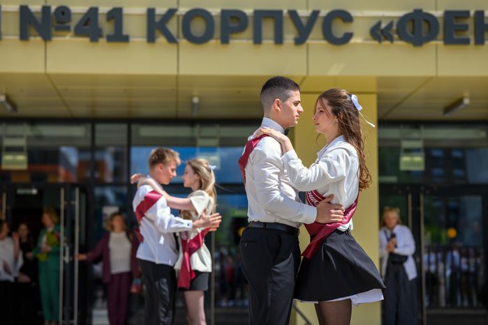 Вальс выпускников на последнем звонке в гимназии №41 - корпусе «Феникс» в ЖК «Жулебино парк» города Люберцы