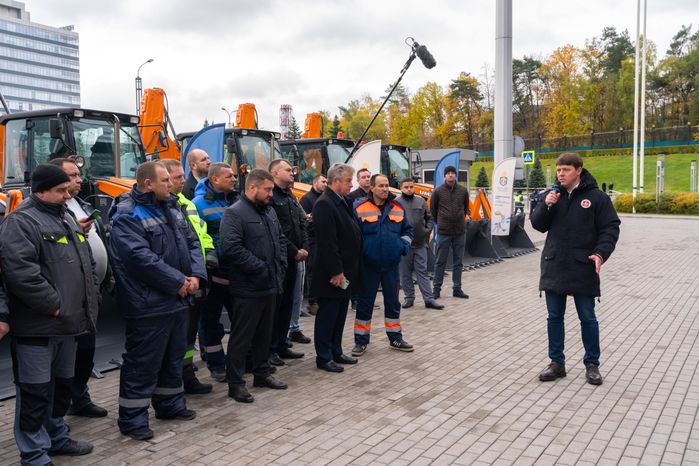 Механизаторы получили ключи от Владислава Мурашова