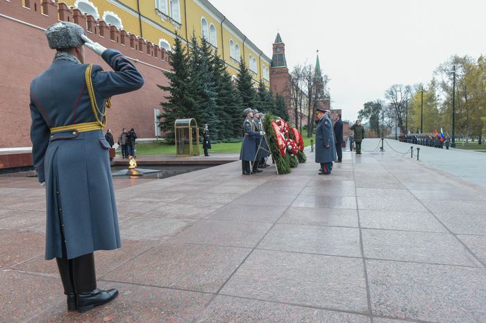 Торжественный марш в честь парада 1941 года на Красной площади в Москве