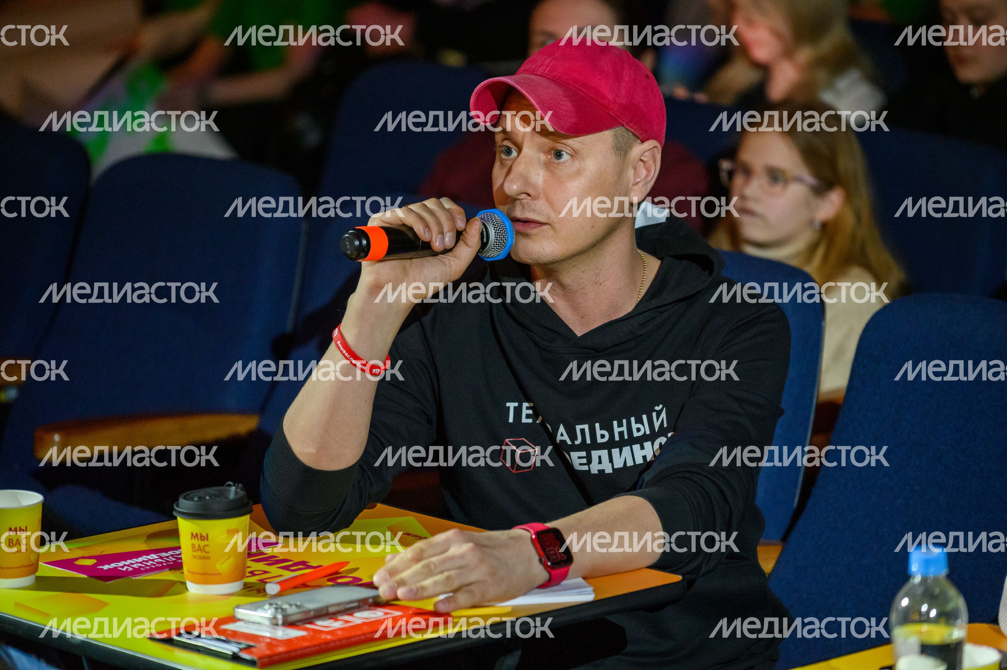 Автор и руководитель проекта «Театральный поединок» Максим Драченин Автор и руководитель проекта «Театральный поединок» Максим Драченин